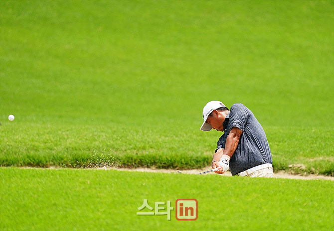 [골프in포토] 모중경, 페어웨이 벙커 탈출                                                                                                                                                                 