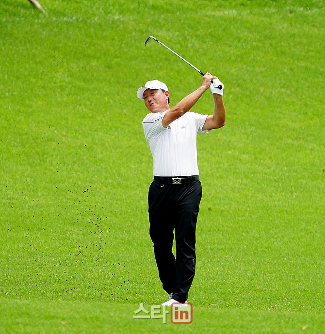 [골프in포토] 황인춘, 정교한 컨트롤샷                                                                                                                                                                    