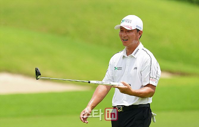 [골프in포토] 황인춘, 날은 덥지만 밝게 웃으며                                                                                                                                                            