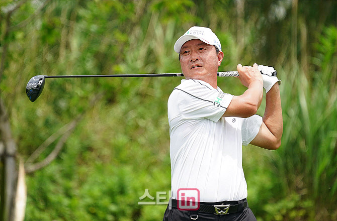 [골프in포토] 황인춘, 파워샷으로 우승을 노린다                                                                                                                                                           