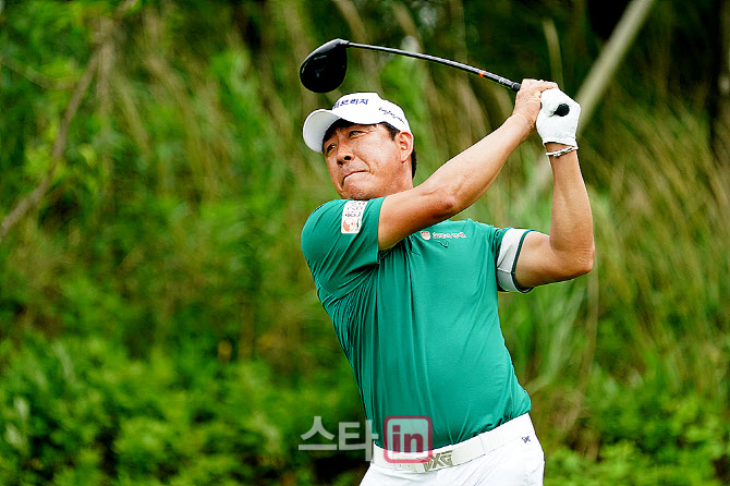 [골프in포토] 김형민, 강하게 날린 티샷                                                                                                                                                                   