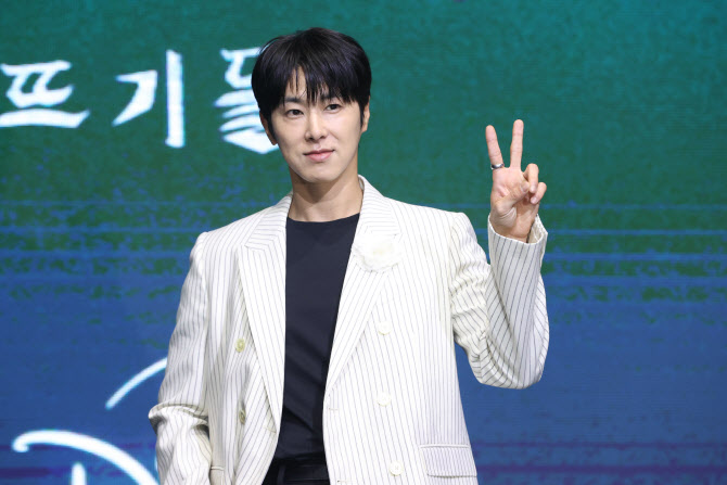  포즈 취하는 유노윤호                                                                                                                                                                             