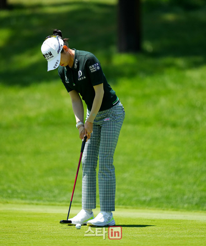 [골프in포토]현세린,부드러운 버디 퍼트                                                                                                                                                                   