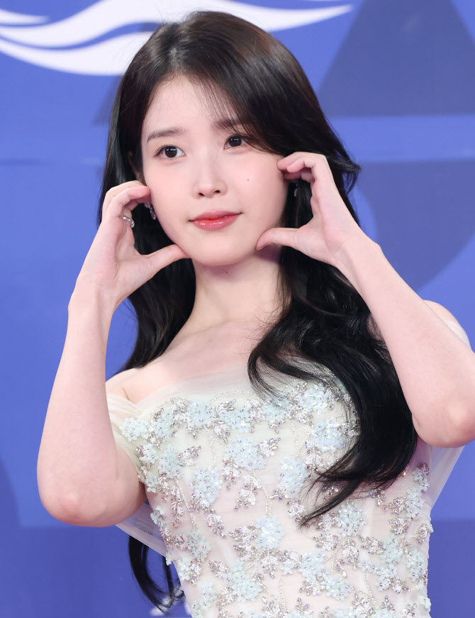 '폭싹' 아이유, 여우주연상 수상                                                                                                                                                                