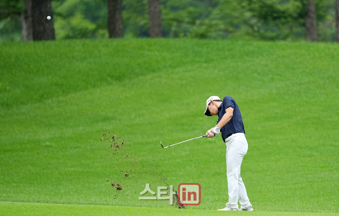 [골프in포토]최재훈,임팩트는 확실하게                                                                                                                                                                    