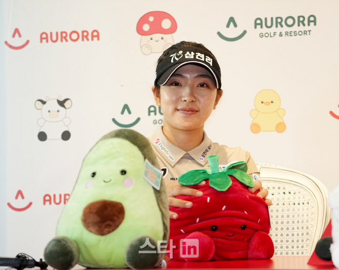 [골프in포토]유현조,딸기 인형 아파요                                                                                                                                                                     