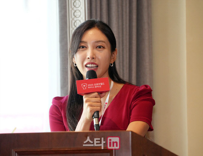 [골프in포토]홍재경 아나운서,능숙하게 마무리해요                                                                                                                                                         