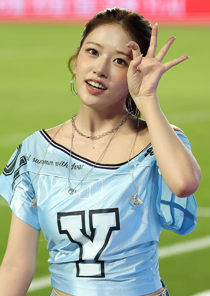 아이브 안유진, 땀 닦는 모습도 사랑스러워                                                                                                                                                                