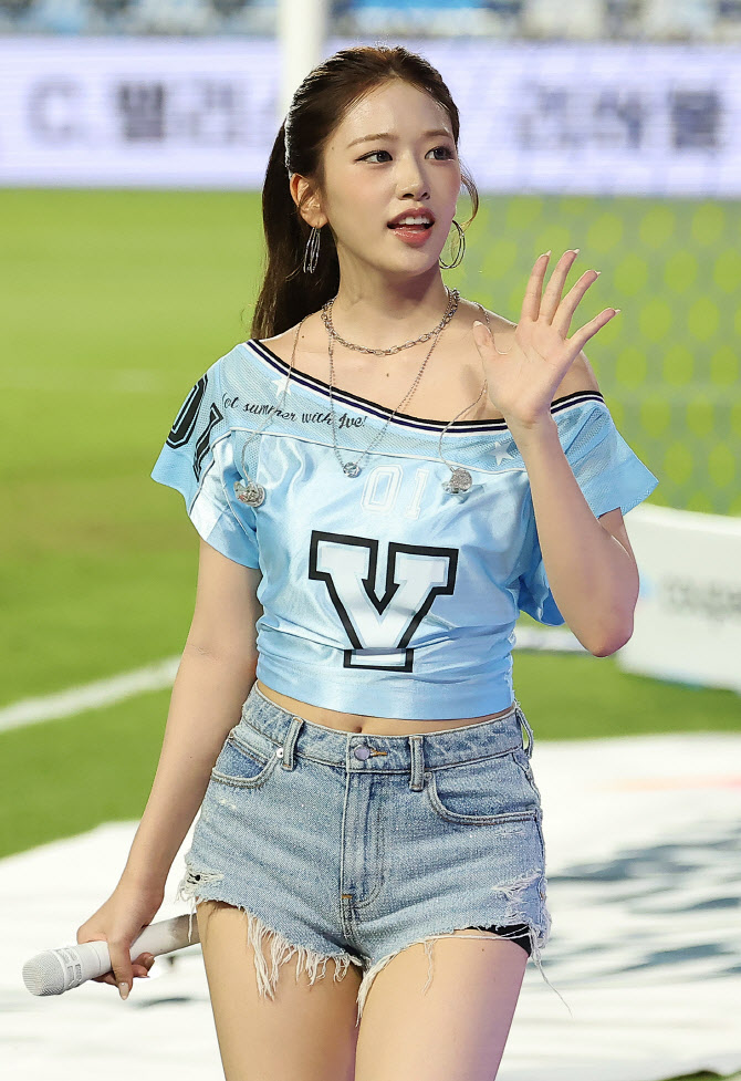 팬들에게 인사하는 아이브 안유진                                                                                                                                                                         