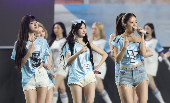 축하공연 하는 아이브                                                                                                                                                                                    