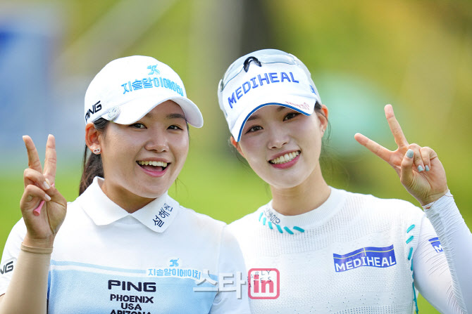 [골프in포토]오경은-안지현,콤비 밝은 브이                                                                                                                                                                