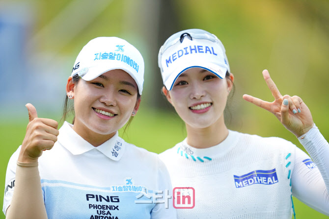 [골프in포토]오경은-안지현,즐거운 출발 인사                                                                                                                                                              