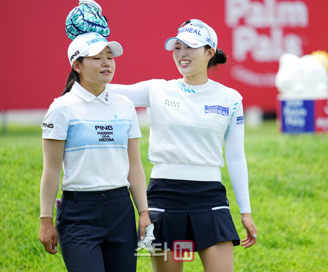 [골프in포토]오경은-안지현,시원함을 느껴봐                                                                                                                                                               