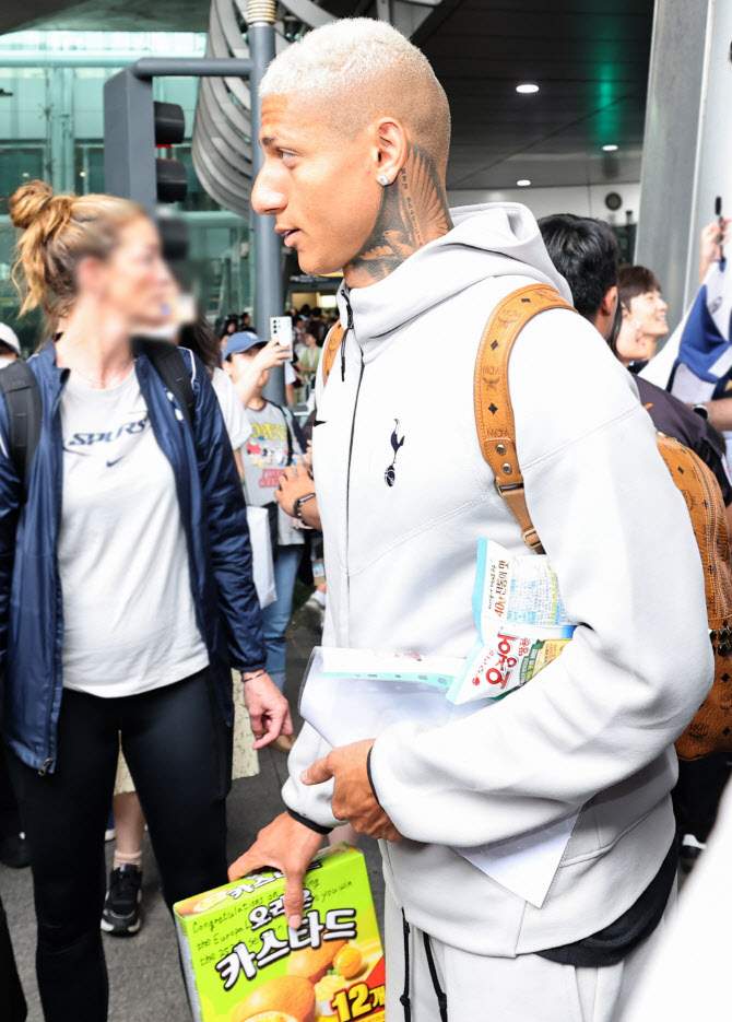 한국 과자 선물 받은 히샬리송                                                                                                                                                                            