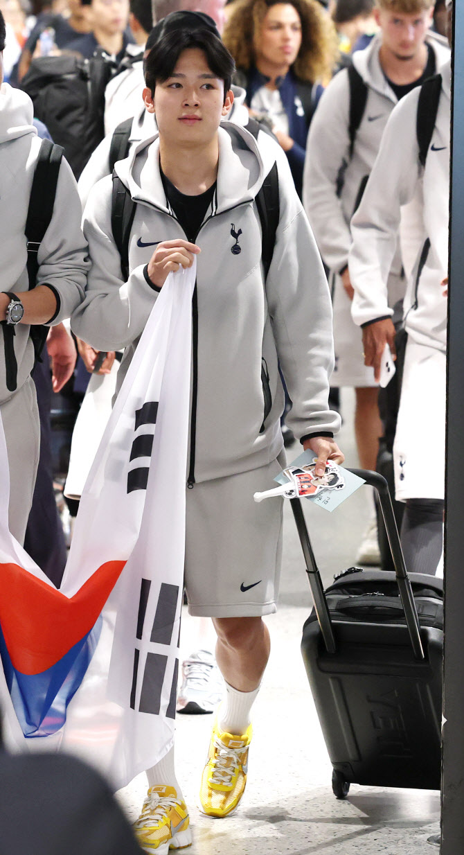 양민혁, 한 손엔 태극기 다른 한 손엔 손편지와 캐리어                                                                                                                                                     