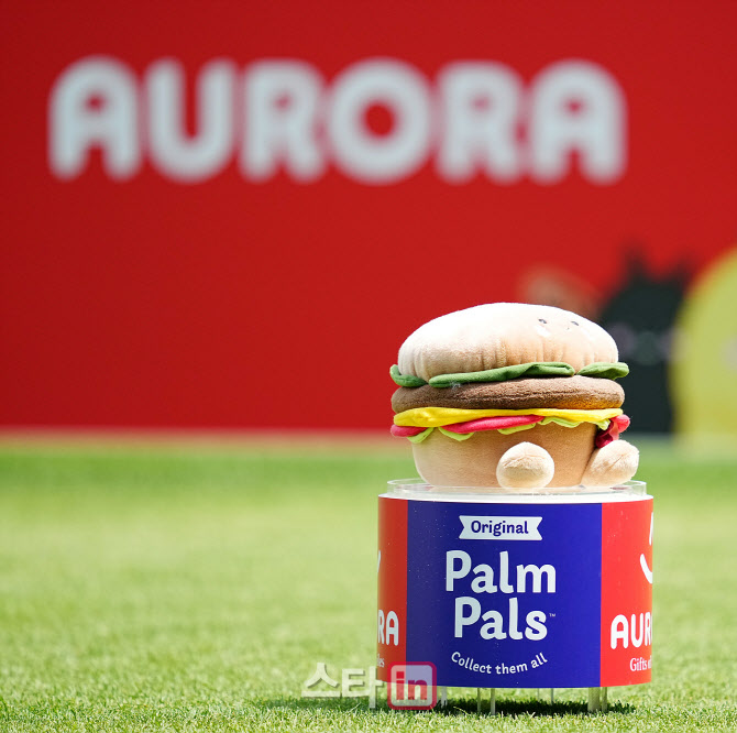 [골프in포토]'2025 오로라월드 레이디스 챔피언십'햄버거 인형 티마커                                                                                                                             