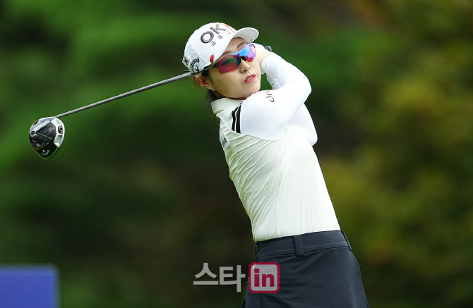 [골프in포토]김우정,연습하며 타깃을 본다                                                                                                                                                                 