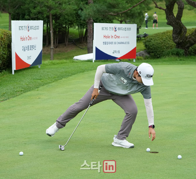 [골프in포토]김지수,나상욱 프로 따라하기                                                                                                                                                                 