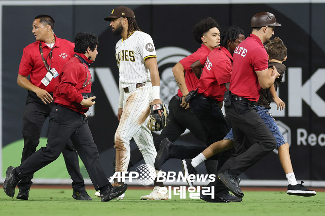 경기장 난입 어린이 팬                                                                                                                                                                                   