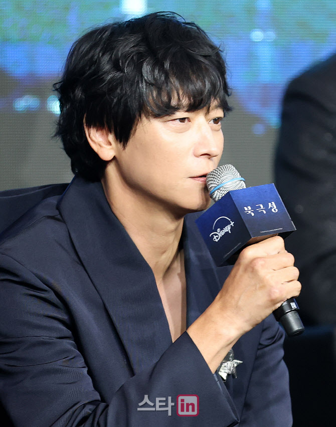 인사말하는 배우 강동원                                                                                                                                                                            