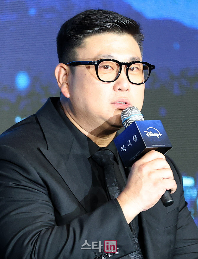 인사말하는 디즈니+ 오리지널 시리즈 '북극성'의 허명행 감독                                                                                                                               