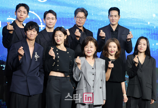 한자리에 모인 디즈니+ 오리지널 시리즈 '북극성' 주역들                                                                                                                                   