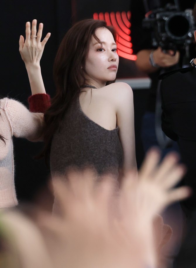 전종서, 가냘픈 어깨라인                                                                                                                                                                                 