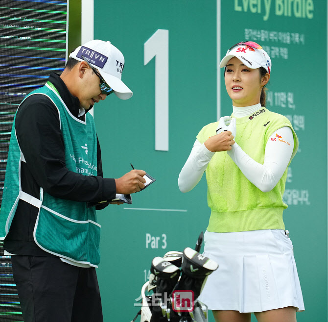 [골프in 포토] 김재희-이승하,무빙데이 출발해볼까요                                                                                                                                                       