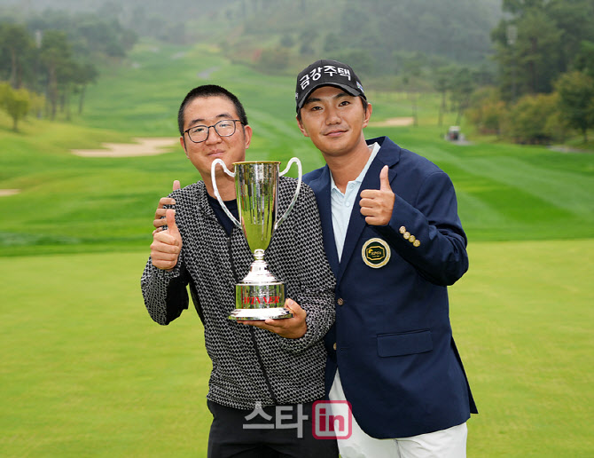 [골프in 포토] 옥태훈,친척 동생과 한컷                                                                                                                                                                   