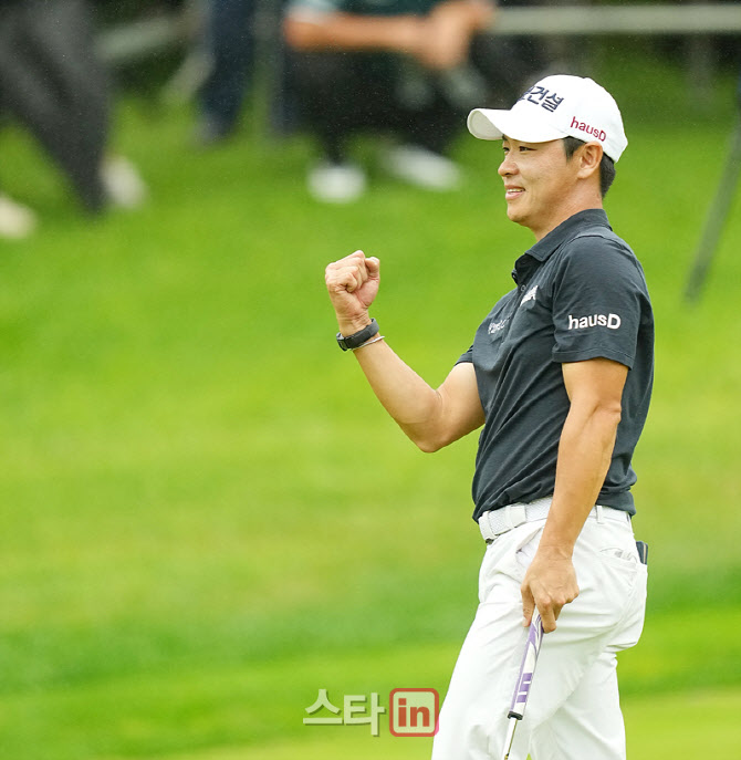 [골프in 포토]최민철,마지막 버디 성공에 주먹 불끈                                                                                                                                                        