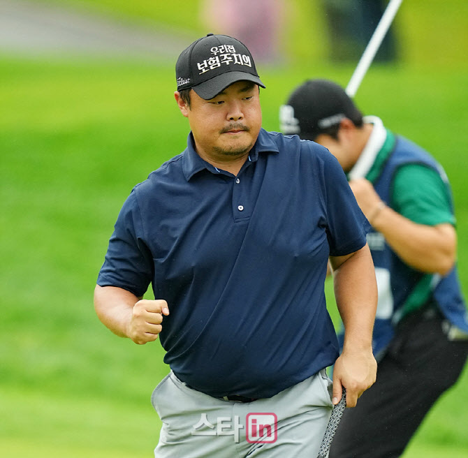 [골프in 포토]유송규,막홀 버디로 공동3위 달성                                                                                                                                                            