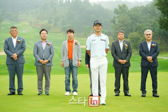 [골프in 포토] 옥태훈,우승 시상을 기다리며                                                                                                                                                               