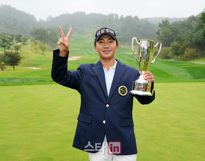 [골프in 포토] 옥태훈,우승 승리의 브이                                                                                                                                                                   