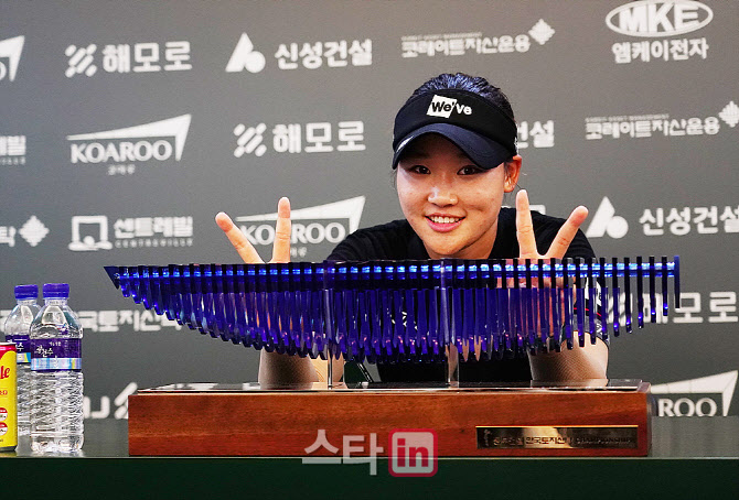  김민솔, 인터뷰하며 장난끼                                                                                                                                                                        