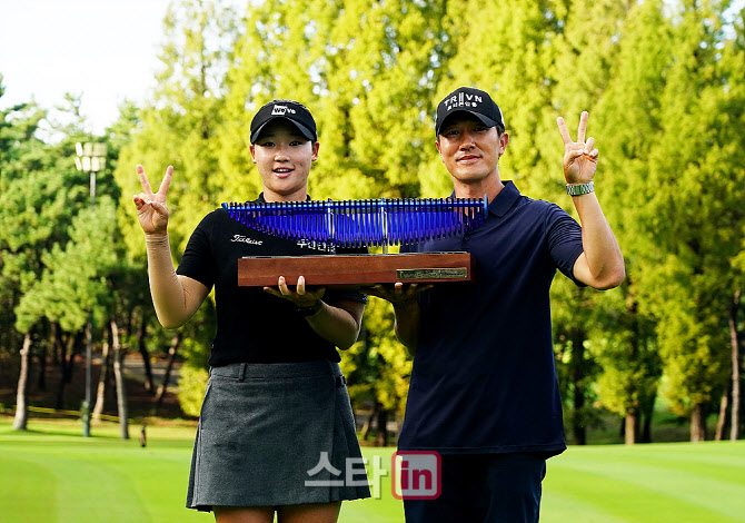  김민솔, 도움 준 캐디와 함께                                                                                                                                                                      