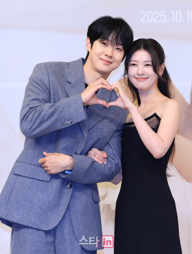 배우 최우식-정소민, '사랑에 빠질듯'                                                                                                                                                     