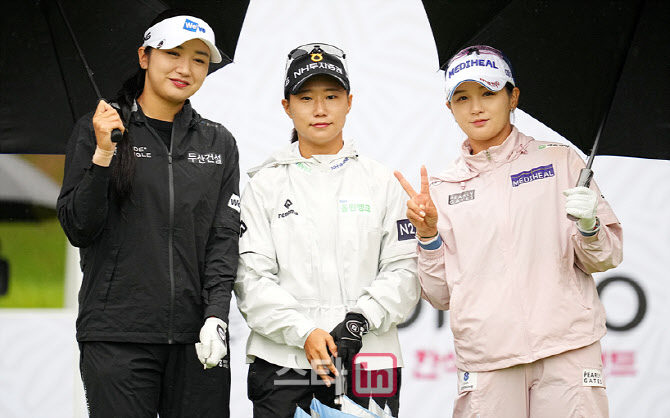 [골프in 포토] 박혜준-정윤지-박현경,우산속 미소 출발인사                                                                                                                                                 