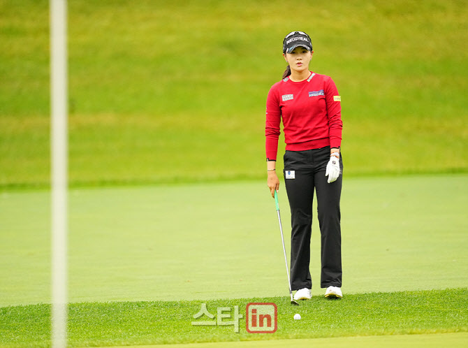 [골프in 포토] 박현경,핀 공략 준비한다                                                                                                                                                                   