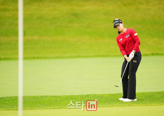 [골프in 포토] 박현경,칩인을 노려본다                                                                                                                                                                    