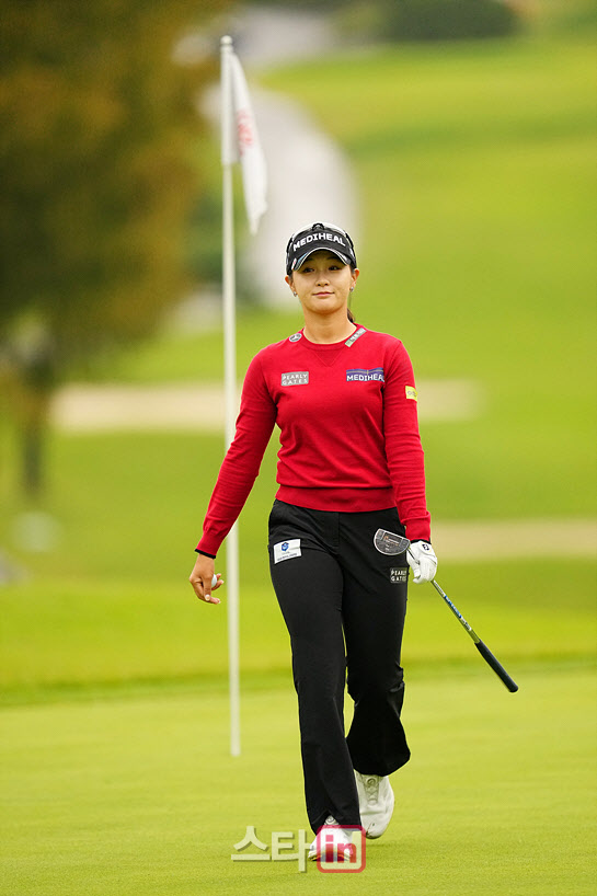 [골프in 포토] 박현경,미소로 마무리해요                                                                                                                                                                  
