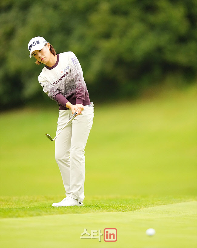 [골프in 포토] 박주영,핀으로 굴러가라                                                                                                                                                                    