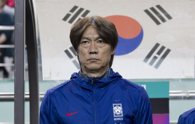  경기장 바라보는 홍명보                                                                                                                                                                           