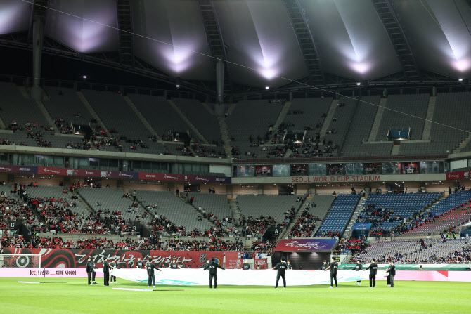  빈 자리 보이는 월드컵 경기장                                                                                                                                                                     