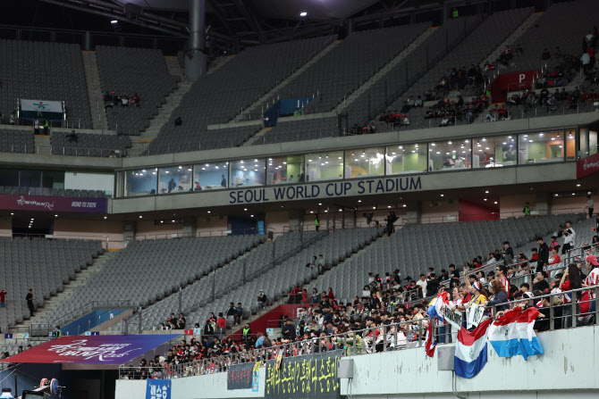  빈 자리 보이는 월드컵 경기장                                                                                                                                                                     