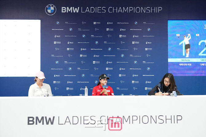  2라운드 공식 인터뷰하는 최혜진                                                                                                                                                                   