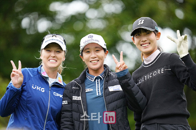  브룩 핸더슨-임진희-사카 바바,모두 함께 즐거운 브이                                                                                                                                               