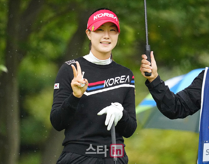  오수민,버디 성공 밝은 브이                                                                                                                                                                       