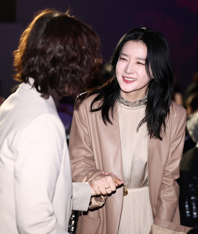 이영애, 변함 없는 미모                                                                                                                                                                                  