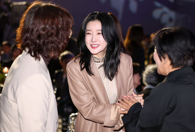 이영애, 변함 없는 미모                                                                                                                                                                                  
