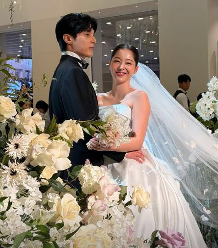 김가은·윤선우, 10년 열애 끝 결혼…이준호·임윤아 축하 봇물
